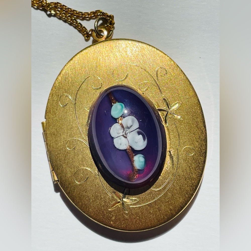 Vintage Locket With Etched Design And Glass Cherry Blossom Cabochon - Picture 2 of 10